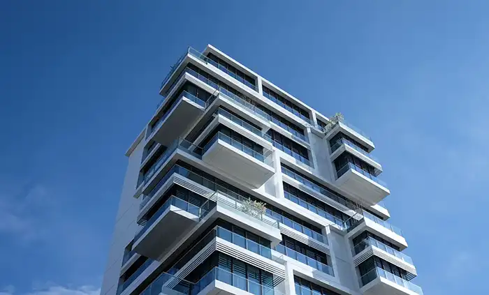 immeuble avec de nombreux balcons sous un ciel bleu